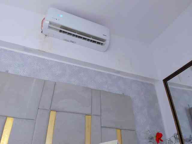 MilaSaenz webcam