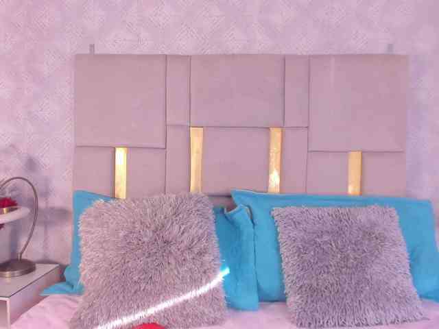MilaSaenz webcam