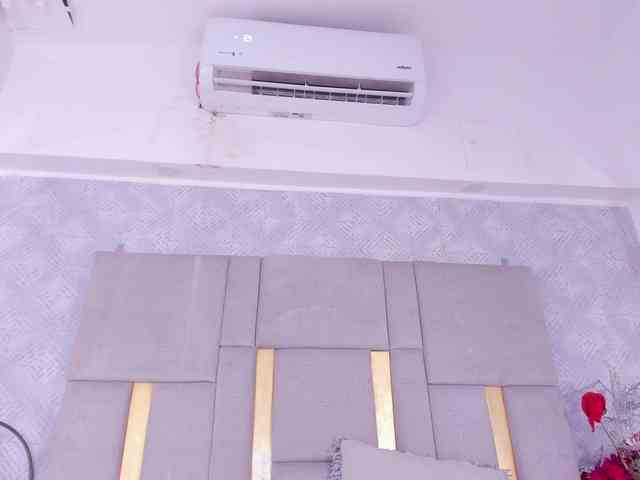MilaSaenz webcam