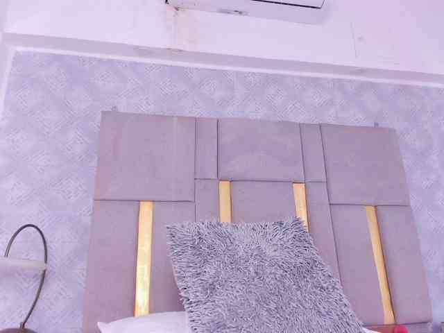 MilaSaenz webcam