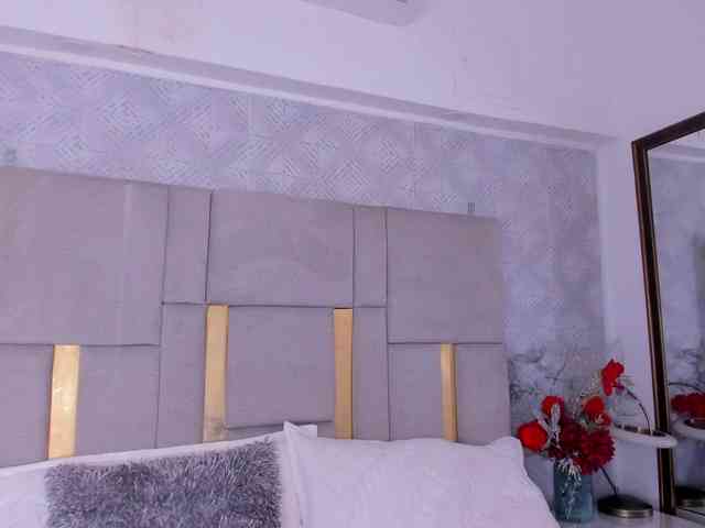 MilaSaenz webcam