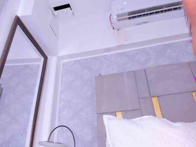 MilaSaenz webcam