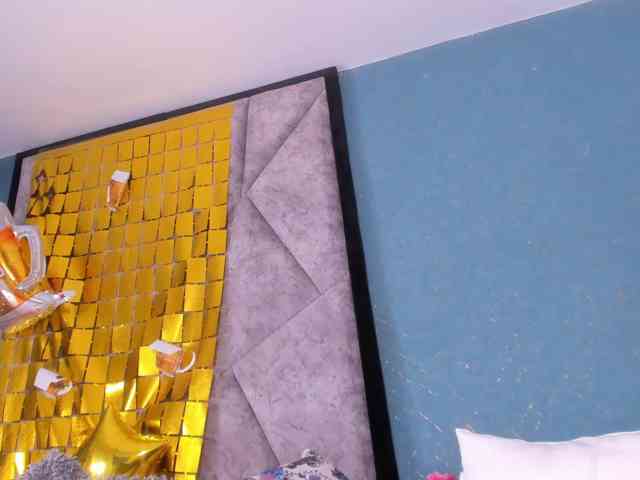 MilaSaenz webcam