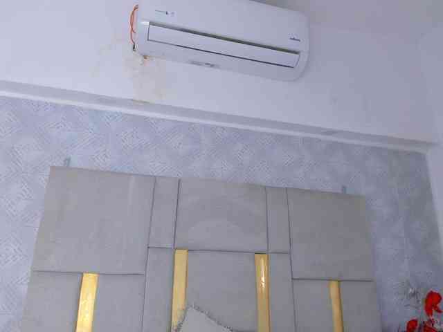 MilaSaenz webcam