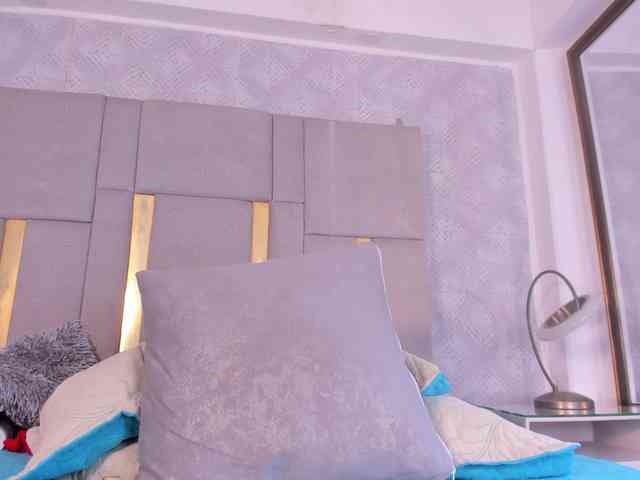 MilaSaenz webcam