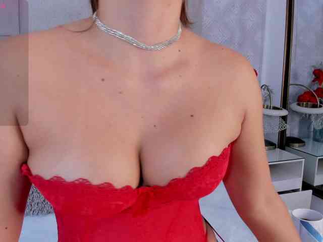 MilaSaenz webcam