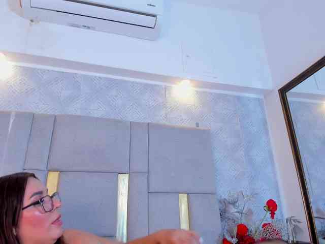 MilaSaenz webcam