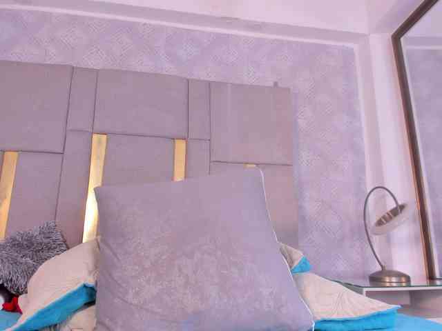 MilaSaenz webcam