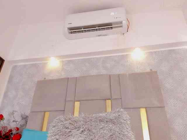 MilaSaenz webcam