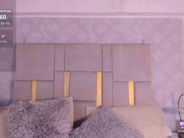 MilaSaenz webcam