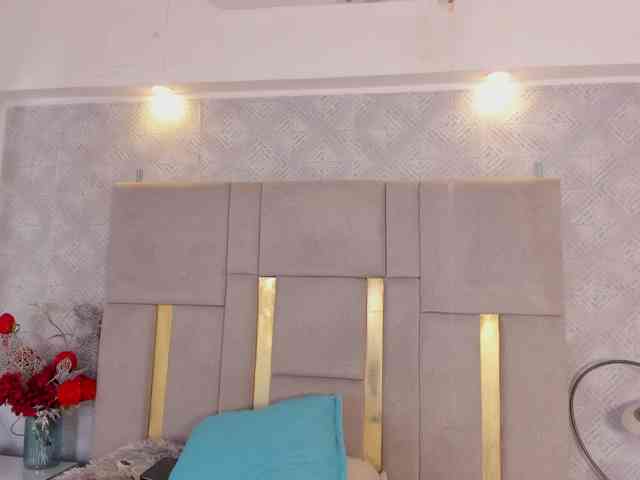 MilaSaenz webcam