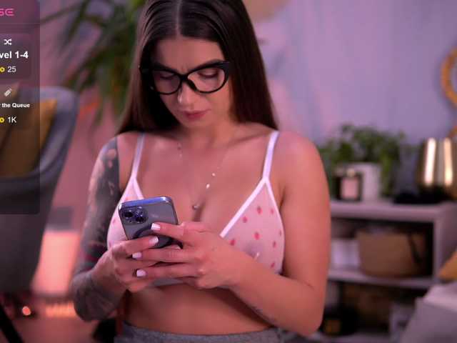 PureEllie live cam on BongaCams