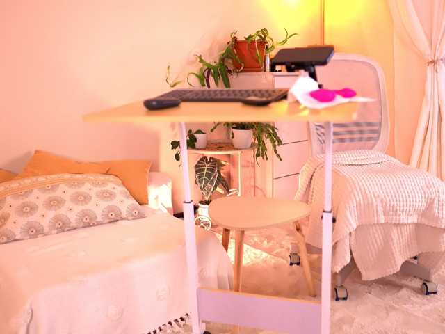 PureEllie live cam on BongaCams
