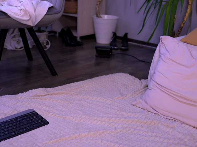 PureEllie live webcam show