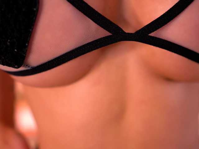 PureEllie live cam on BongaCams