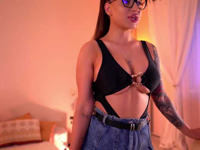 PureEllie live cam on BongaCams