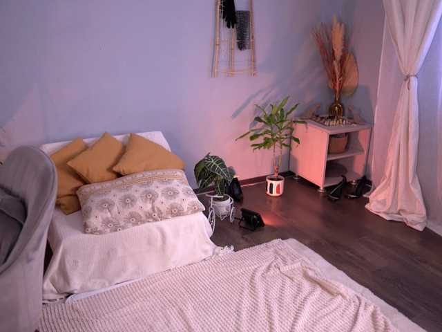 PureEllie live cam preview