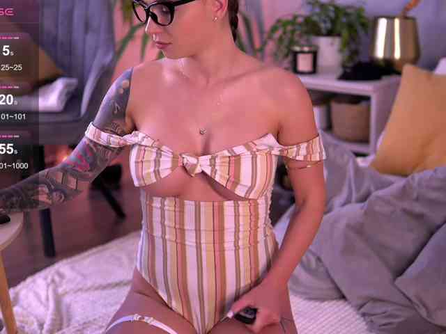 PureEllie webcam