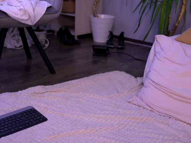 PureEllie webcam