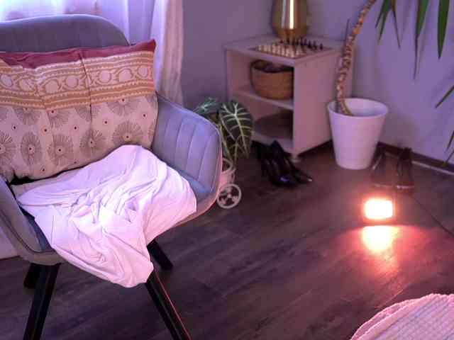 PureEllie webcam