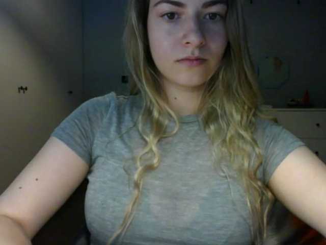 le modèle RosieJune est en webcam porno dans un show sur le site bongacams, il possède les tags suivants: White/Caucasian,Blonde,Shaved