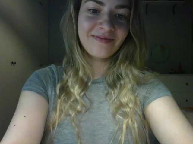 le modèle RosieJune est en webcam porno dans un show sur le site bongacams, il possède les tags suivants: White/Caucasian,Blonde,Shaved