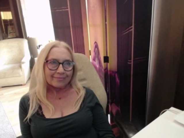BlondeSofia live webcam show