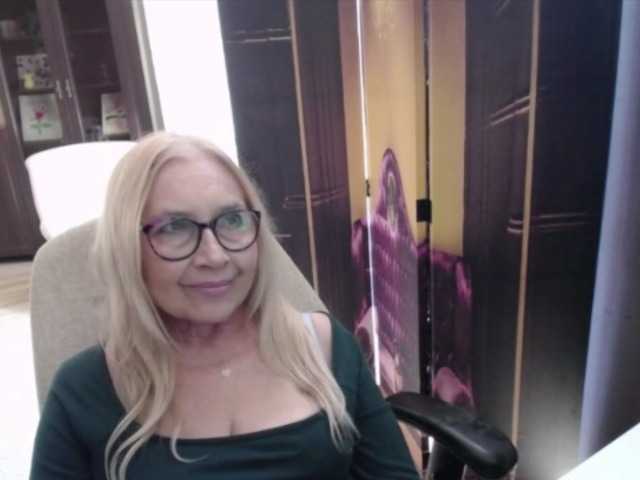 BlondeSofia — live female cam