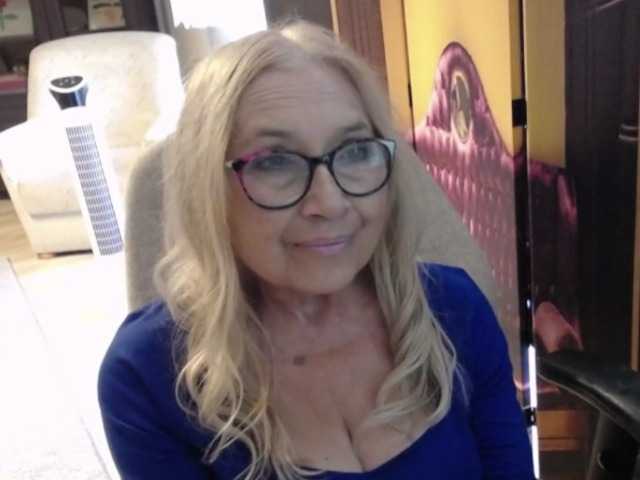 BlondeSofia live webcam show
