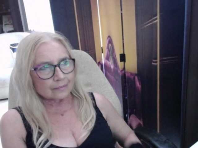 BlondeSofia live webcam show
