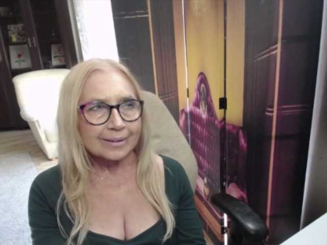 BlondeSofia — live female cam