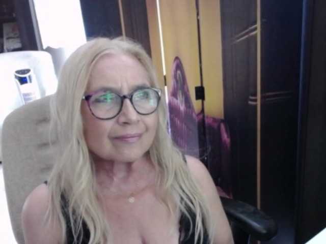BlondeSofia live webcam show