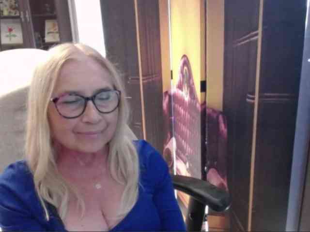 BlondeSofia webcam