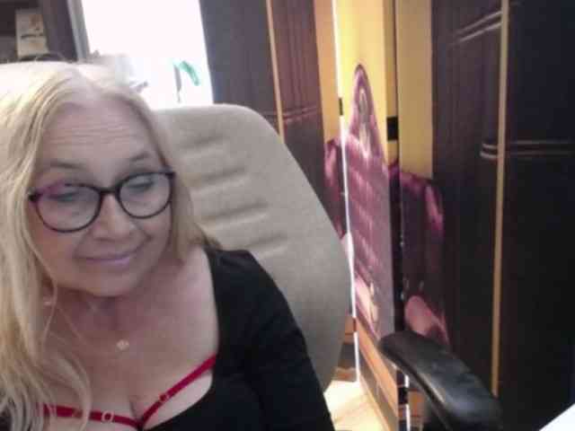 BlondeSofia webcam