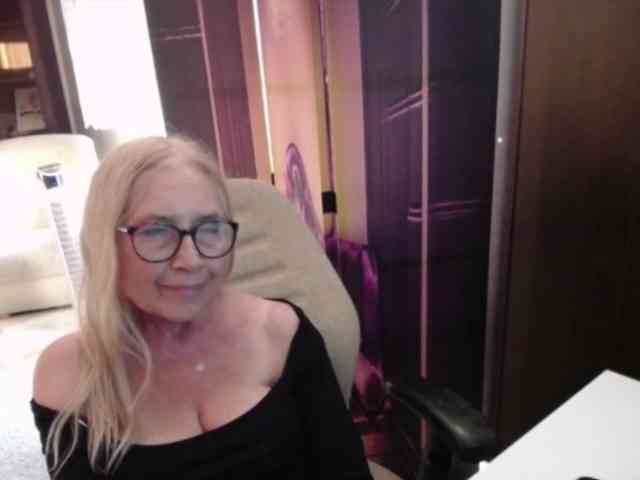 BlondeSofia webcam