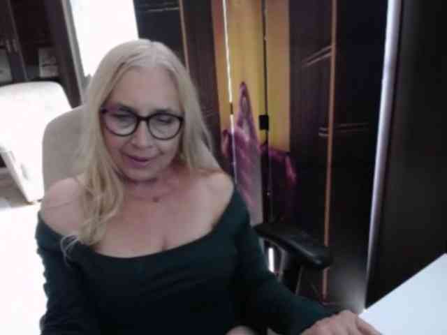 BlondeSofia webcam