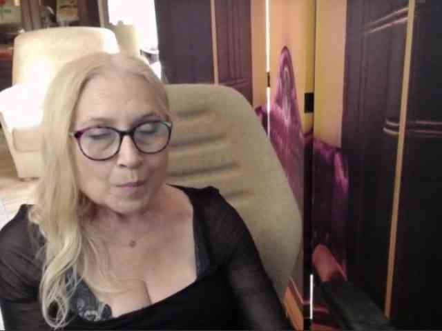 BlondeSofia webcam