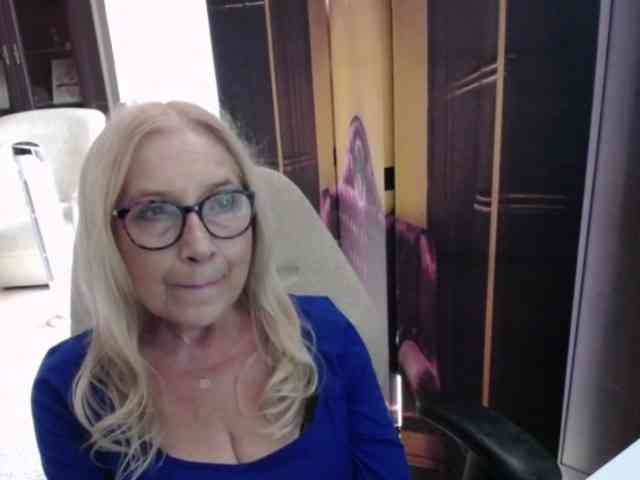 BlondeSofia webcam