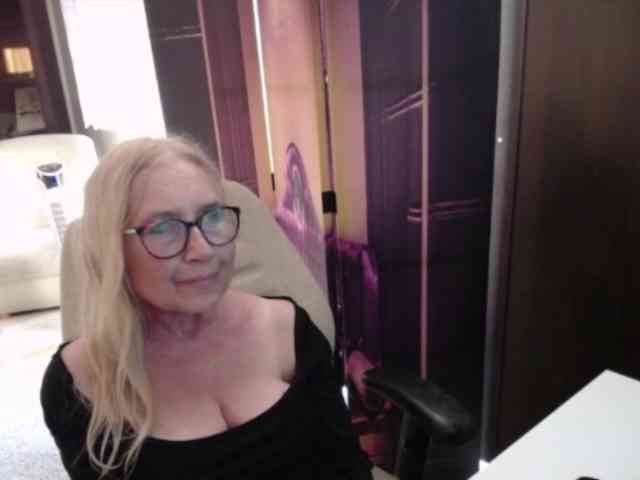 BlondeSofia webcam