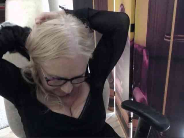 BlondeSofia webcam