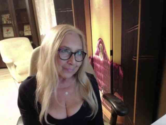 BlondeSofia webcam