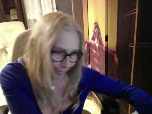 blondesofia's live room