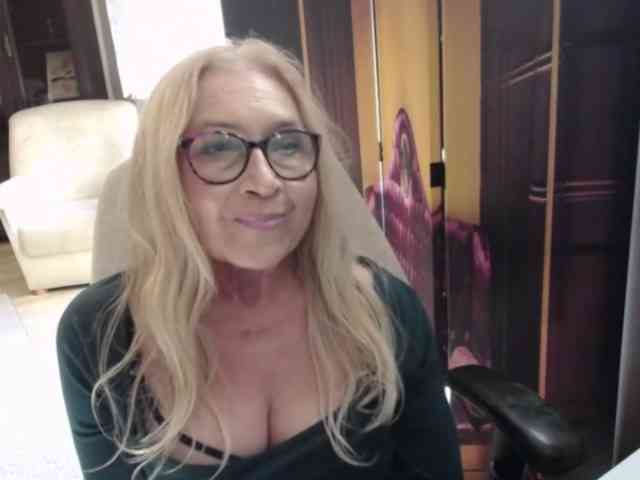 BlondeSofia webcam