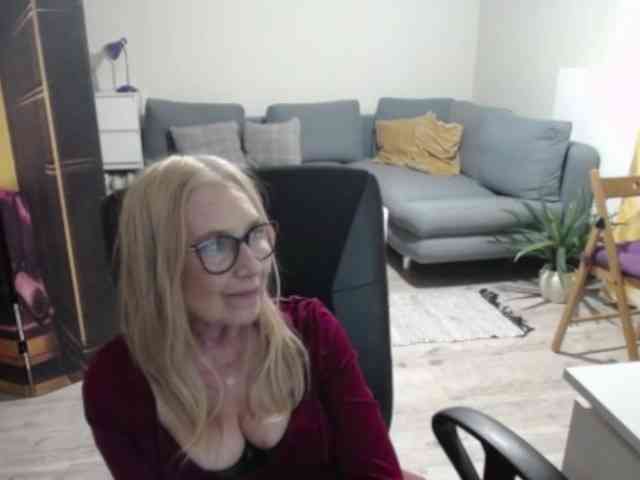 BlondeSofia webcam