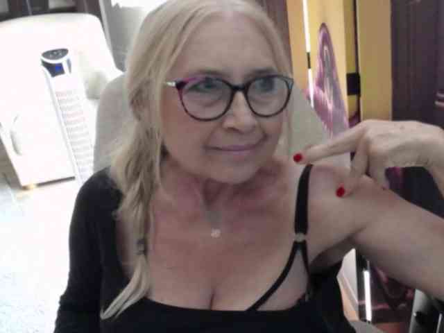 BlondeSofia webcam