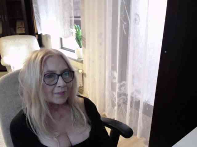 BlondeSofia webcam