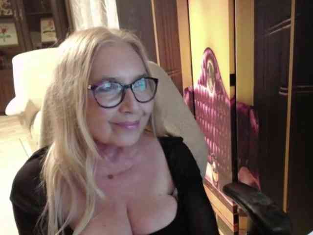 BlondeSofia webcam