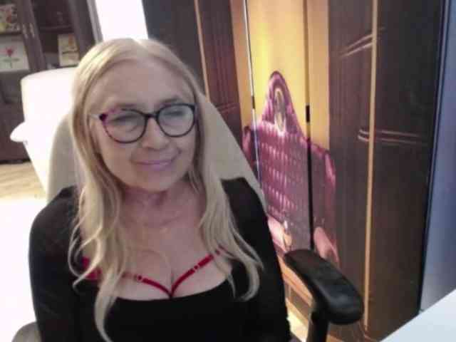 BlondeSofia webcam