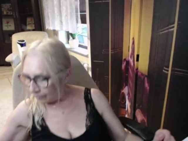 BlondeSofia webcam