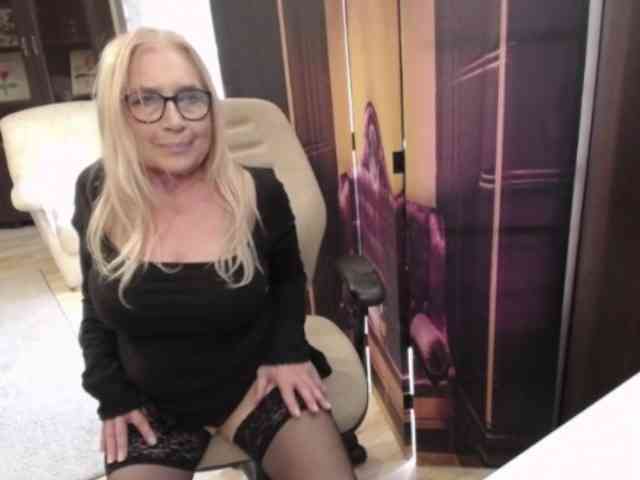 BlondeSofia webcam
